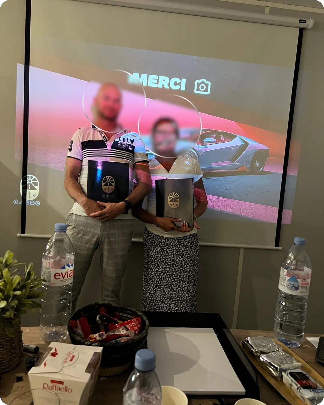 Membres du Programme Nemesis tenant leurs pochettes Nemesis