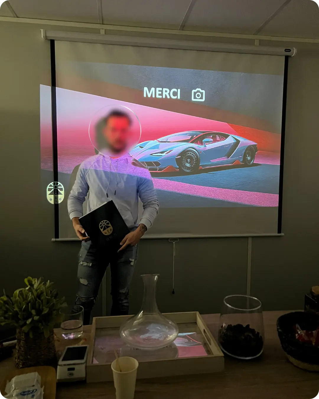 Membre du Programme Nemesis tenant une pochette Nemesis